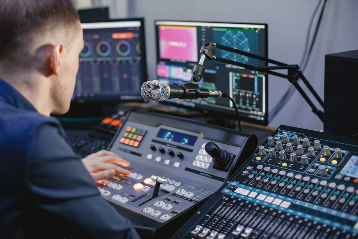 GrossSound.com music and entertainment platform featuring artist news, audio content, and industry insights
